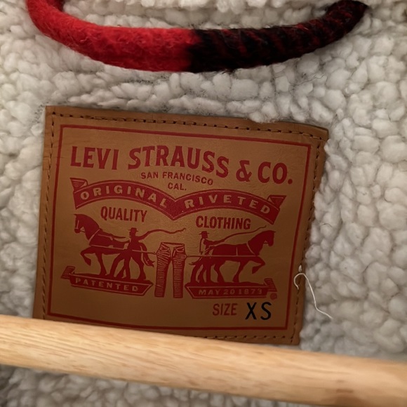 Levi’s Sherpa Jacket - Picture 2 of 6